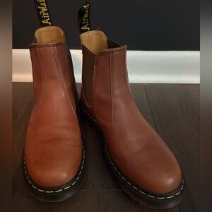 DR. MARTENS 2976 Yellow stitch Leather Chelsea Boot